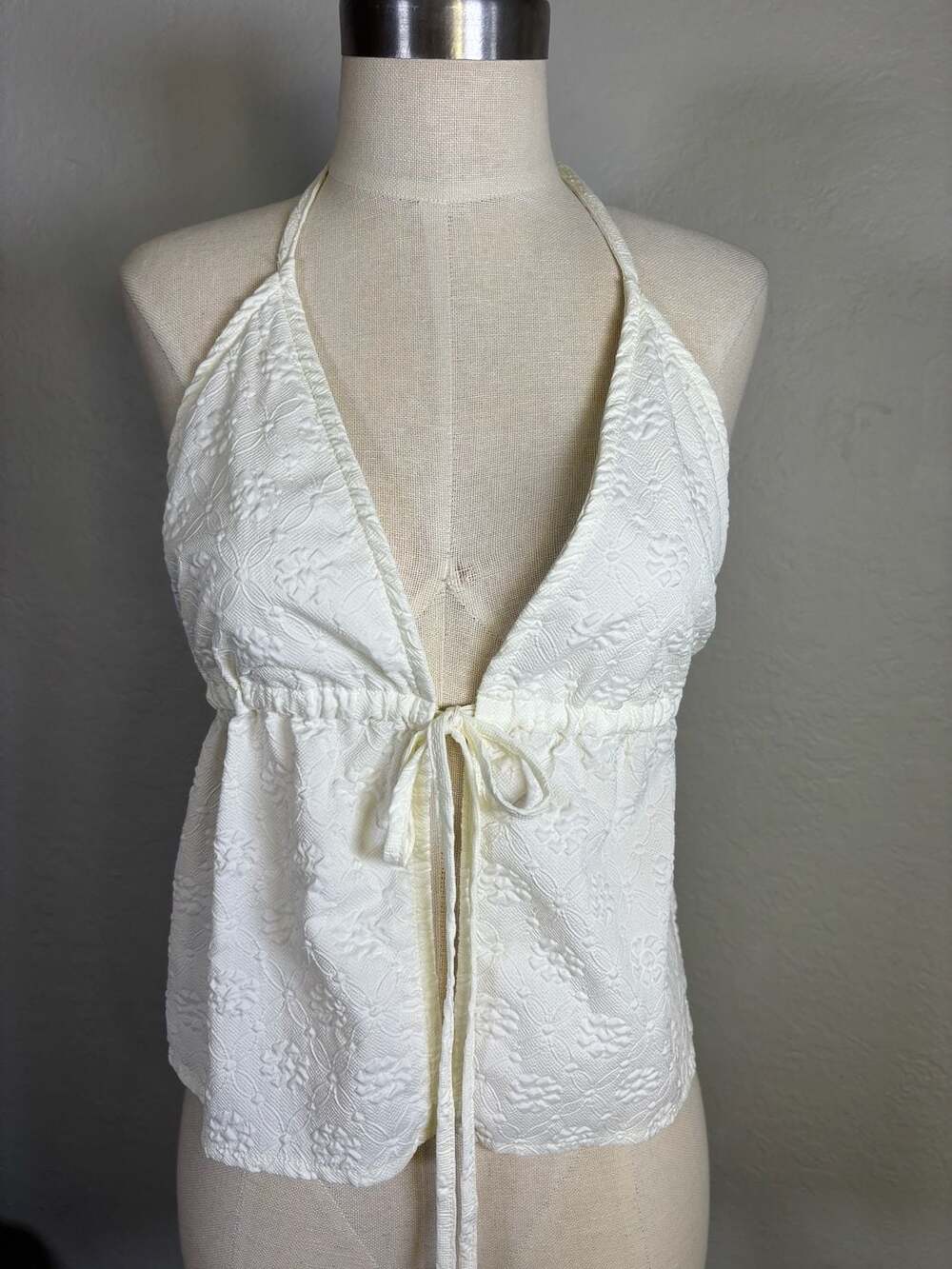 Soleia Women's White Textured Floral Halter Tie-Front Camisole Top